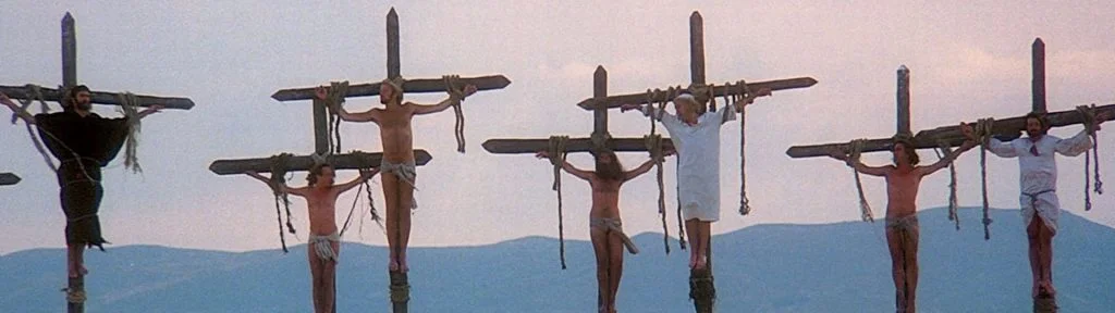 escena de crucificados de la pelicula de comedia la vida de brian de los Monty Phyton de 1979